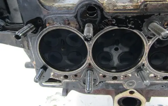 BMW X3 E83 Engine head 7787521