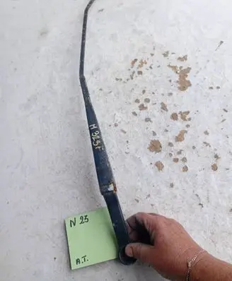 Mazda 323 Front wiper blade arm 38578383