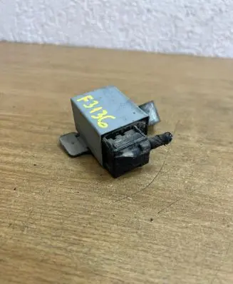 Mercedes-Benz E W124 Other relay 2018200205 F3136
