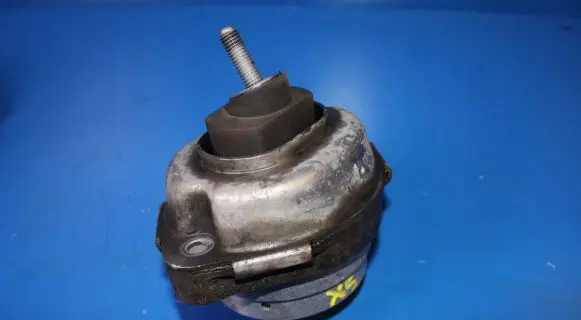 BMW X5 E53 Engine mount bracket