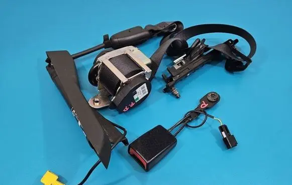 Opel Astra J Front seatbelt 13330867 IMPRK1555176