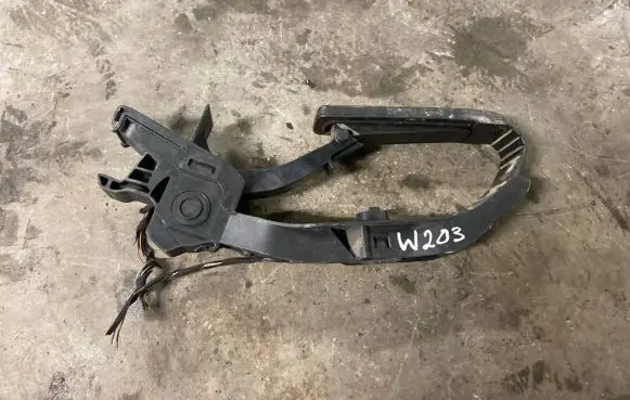 Mercedes-Benz C W203 Accelerator throttle pedal A2033000104