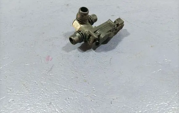 Mercedes-Benz AMG GT R190 C190 Vacuum valve A0005061300