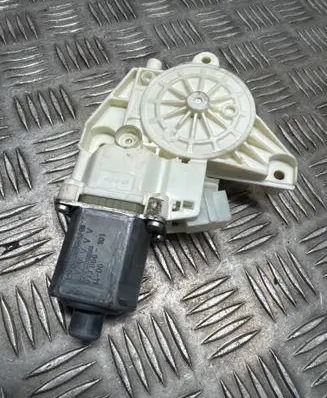 Mercedes-Benz A W176 Front door window regulator motor A2469065200 933866101