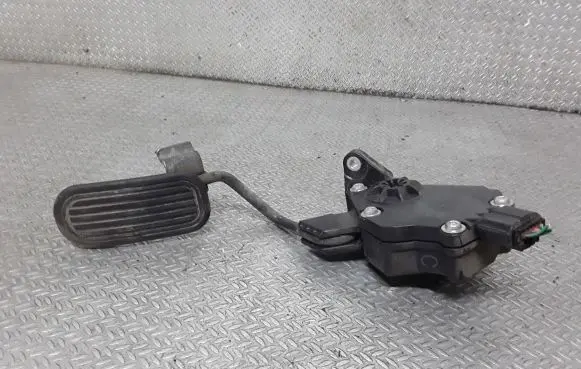 Accelerator throttle pedal