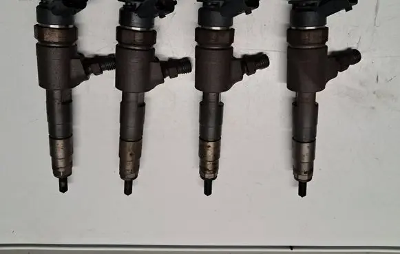 Peugeot 208 Fuel injector 0445110339