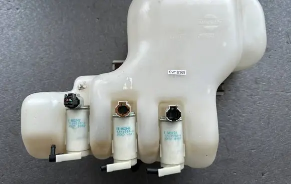 Nissan Patrol Y61 Windshield washer fluid reservoir/tank 28910VC000