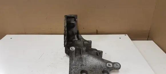 Volkswagen PASSAT CC Generator/alternator bracket 03L903143