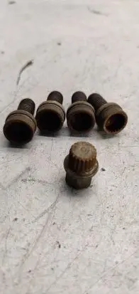 Volkswagen PASSAT B6 Nuts/bolts B5DC