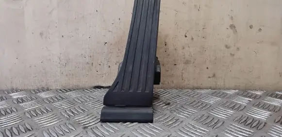 Mercedes-Benz E W212 Accelerator throttle pedal A2043000004