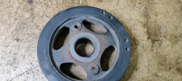 Toyota Avensis T250 Crankshaft pulley 134080R011