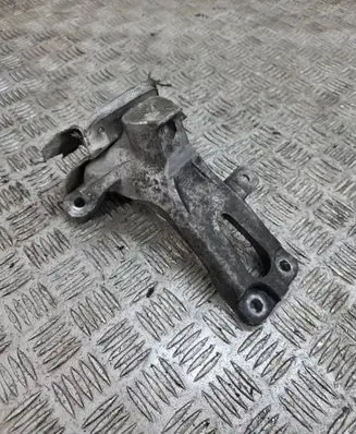 Engine mounting bracket