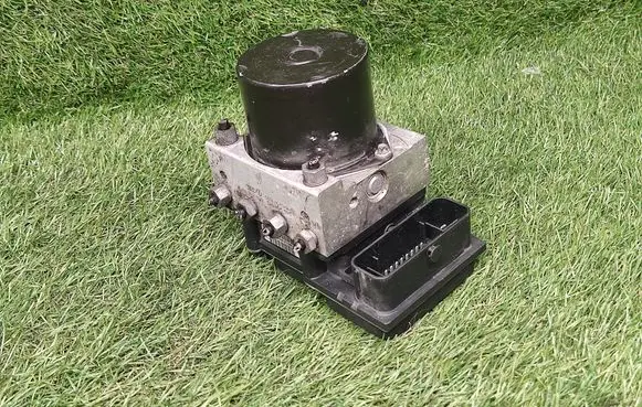 Skoda Fabia Mk2 (5J) ABS Pump 6R0907379C