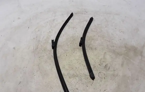 Front wiper blade arm