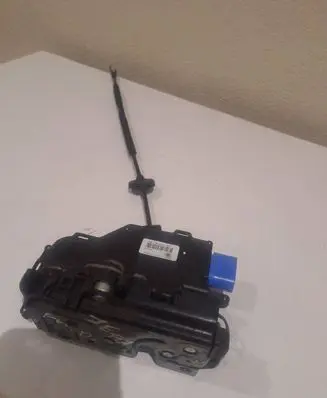 Volkswagen Jetta V Front door lock 3D1837016AC