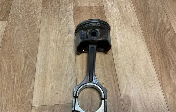 Hyundai Coupe Piston with connecting rod 