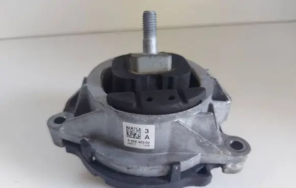 Mercedes-Benz C W204 Engine mount bracket 6856406