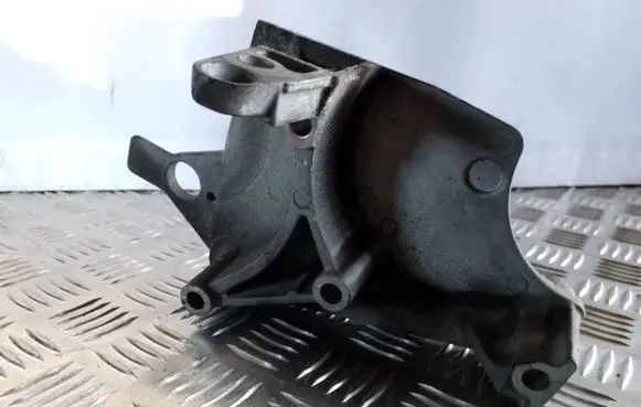 Nissan Juke I F15 Engine mounting bracket 8200408663