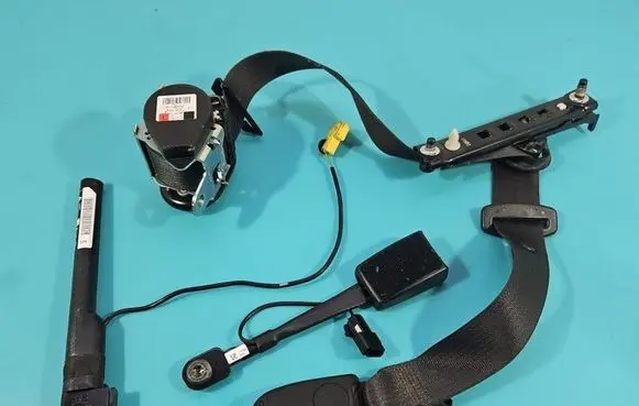 Opel Astra J Front seatbelt 617023600 IMPRK1570675