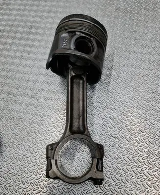 Nissan Qashqai Piston with connecting rod