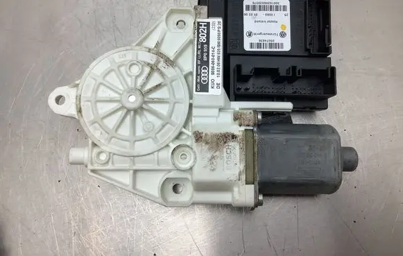 Audi A3 S3 8P Front door window regulator motor 8P0959802H S006060014C 632738
