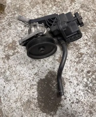 Mercedes-Benz E W212 Power steering pump A0064664701 7693900514