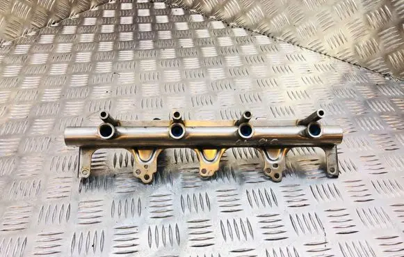 Audi A4 S4 B7 8E 8H Fuel main line pipe 06F133317G