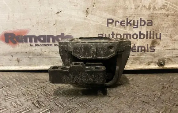 Volkswagen Golf V Engine mount bracket
