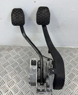 BMW 1 E81 E87 Pedal assembly 6761310 1226842Z9
