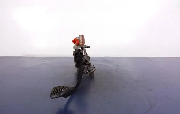Nissan Juke I F15 Accelerator throttle pedal