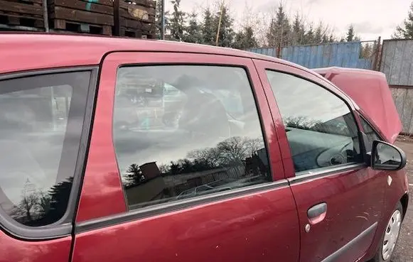 Mitsubishi Colt Rear door window glass 