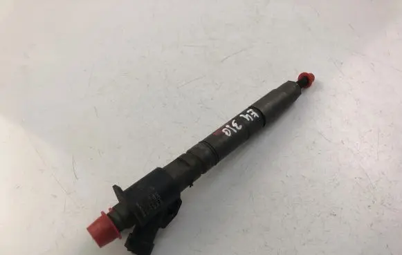 Volvo V60 Fuel injector 31303238