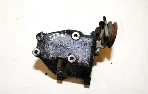 Mazda 626 Engine mounting bracket