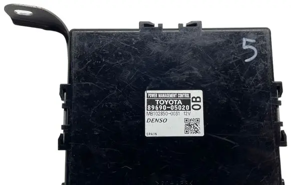 Toyota Avensis T270 Power management control unit 8969005020 MB1028500031