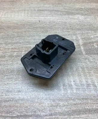 Toyota Yaris Heater blower motor/fan resistor 6E301
