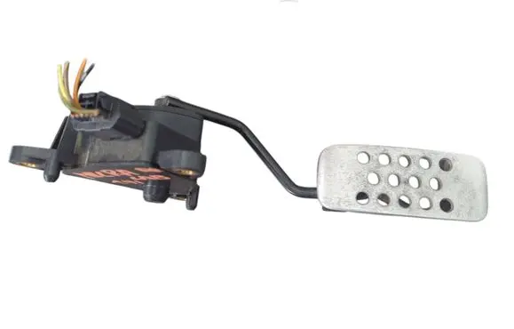 Accelerator throttle pedal