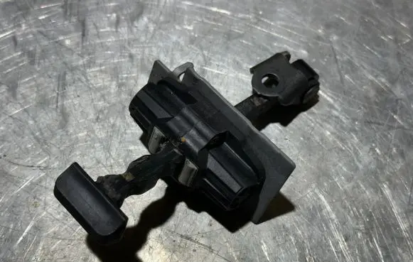 Peugeot 308 Front door check strap stopper