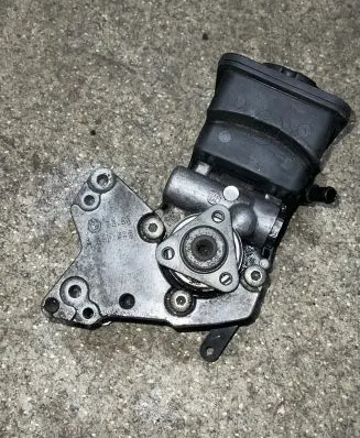 BMW 5 E39 Power steering pump 2247556