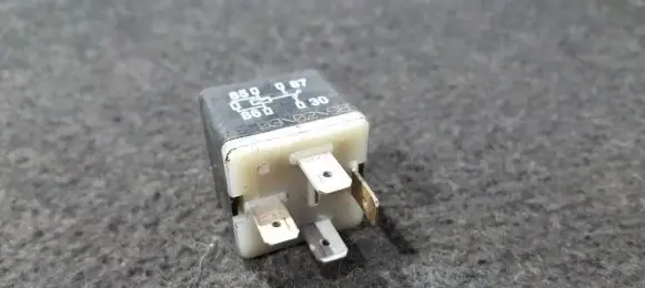 Volkswagen PASSAT B5 Other relay 141951253b
