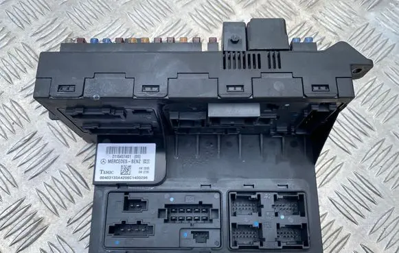 Mercedes-Benz E W211 Fuse module 2115457401 04031934