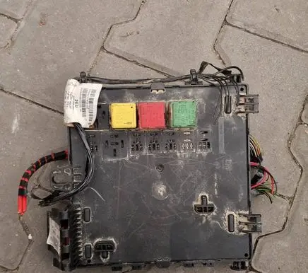 Opel Vectra C Fuse module 13125485