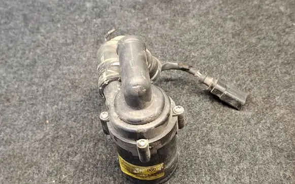 Audi Q7 4M Electric auxiliary coolant/water pump 7L0965561H