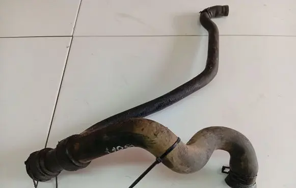 Volkswagen PASSAT B5 Engine coolant pipe/hose 