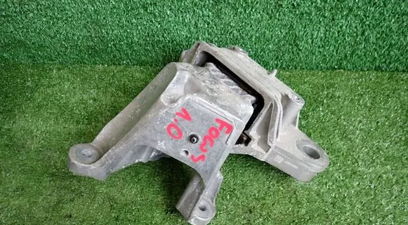 Ford Focus Engine mount bracket JX617M121AE