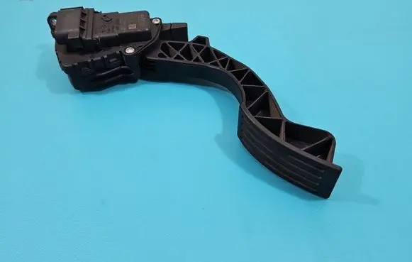 Accelerator throttle pedal
