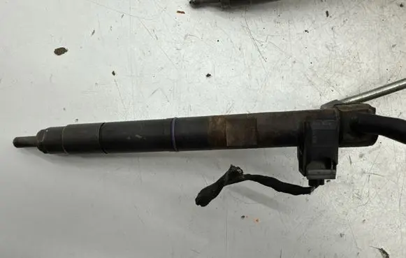 Hyundai ix20 Fuel injector 338002A760
