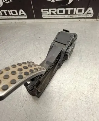 Mercedes-Benz ML W164 Accelerator throttle pedal A1643000104 0400 ZGS007
