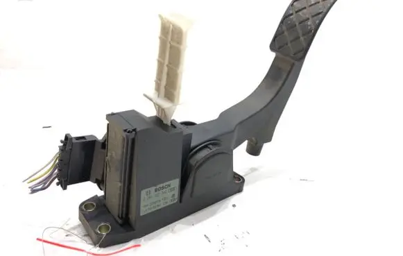 Accelerator throttle pedal
