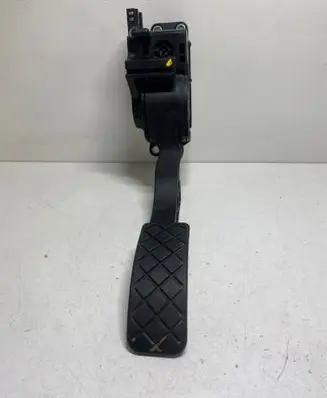 Accelerator throttle pedal