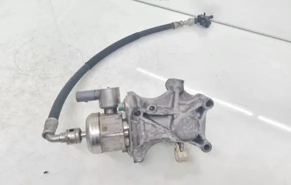 BMW 3 F30 F35 F31 Fuel injection high pressure pump 13517607159 7607159 0261520150